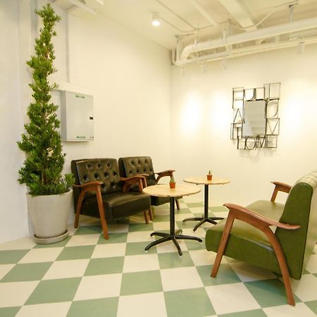 Folk Poshtel Asok Vandrarhem Bangkok Exteriör bild