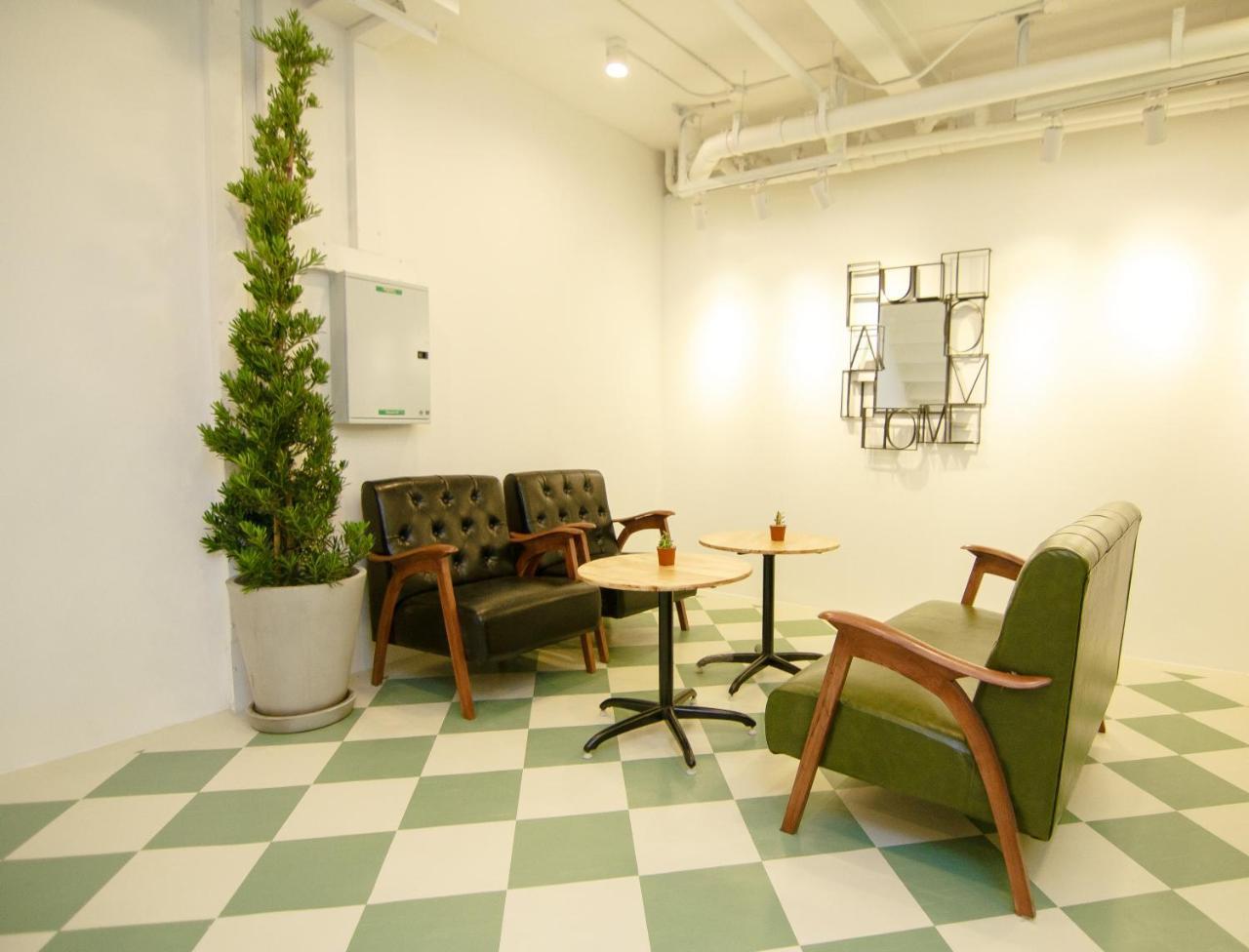 Folk Poshtel Asok Vandrarhem Bangkok Exteriör bild