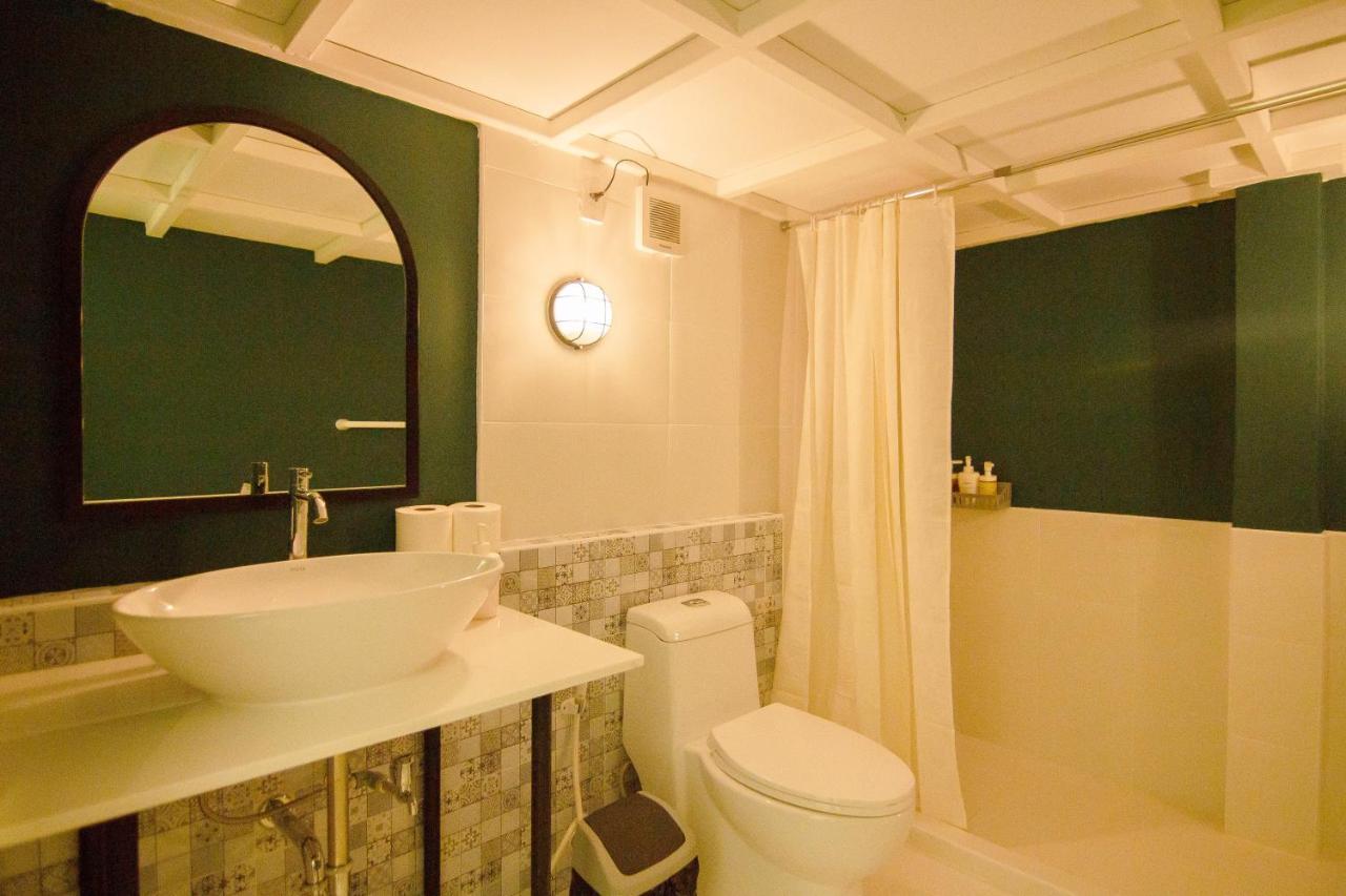 Folk Poshtel Asok Vandrarhem Bangkok Exteriör bild