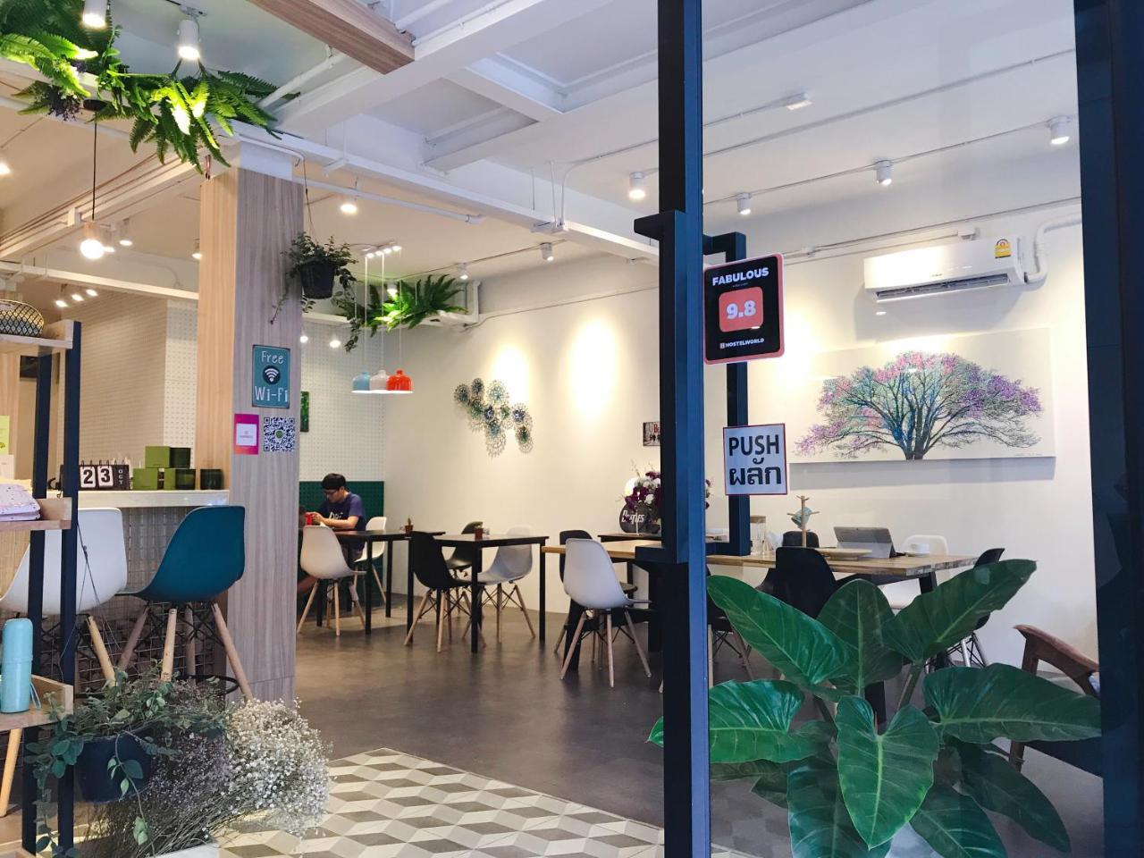 Folk Poshtel Asok Vandrarhem Bangkok Exteriör bild